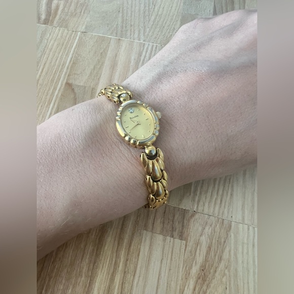 Bulova ladies oval gold tone dress watch NEW BATTERY - Picture 12 of 13